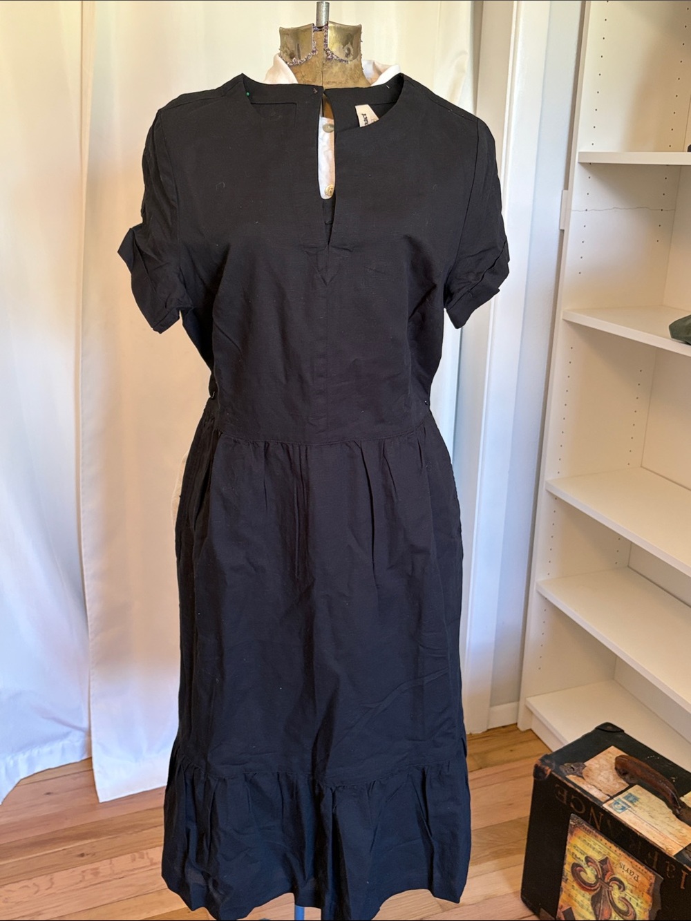 Linen blend dress small cap sleeve notched neckline keyhole button pockets